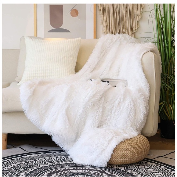 NWT- Flash Sale!!  NWT Decor Extra Soft white Faux Fur - Picture 1 of 7